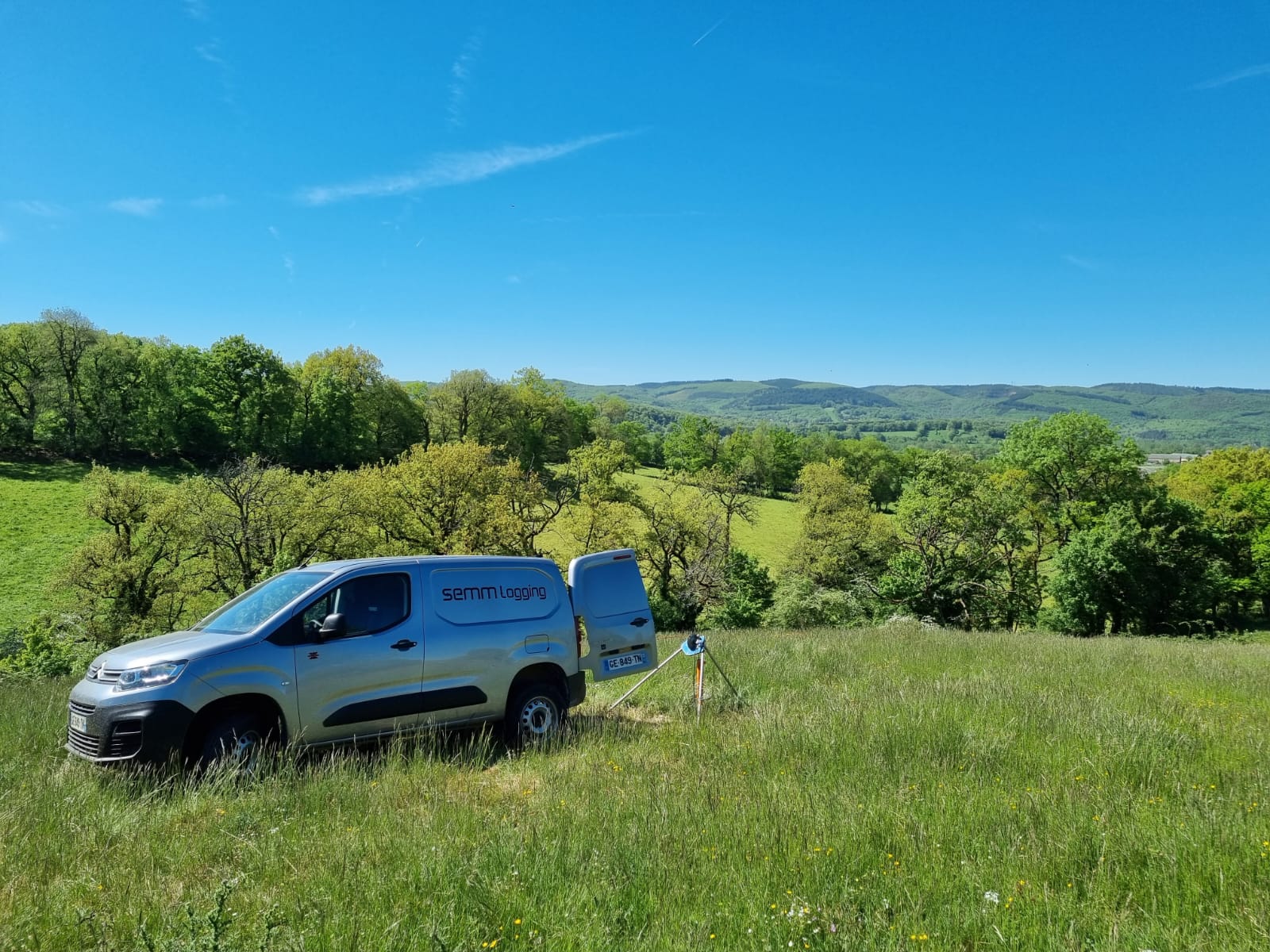 Le printemps marque l’arrivée chez @SEMM LOGGING d’une nouvelle gamme de véhicules 4x4 compacts permettant d’atteindre en toute sécurité les forages parmi les plus difficiles d’accès, et quelle que soit la météo. Voici l’un d’eux à la réalisation de multiples gamma-ray et caméras sur un tracé routier en bordure de causse. 